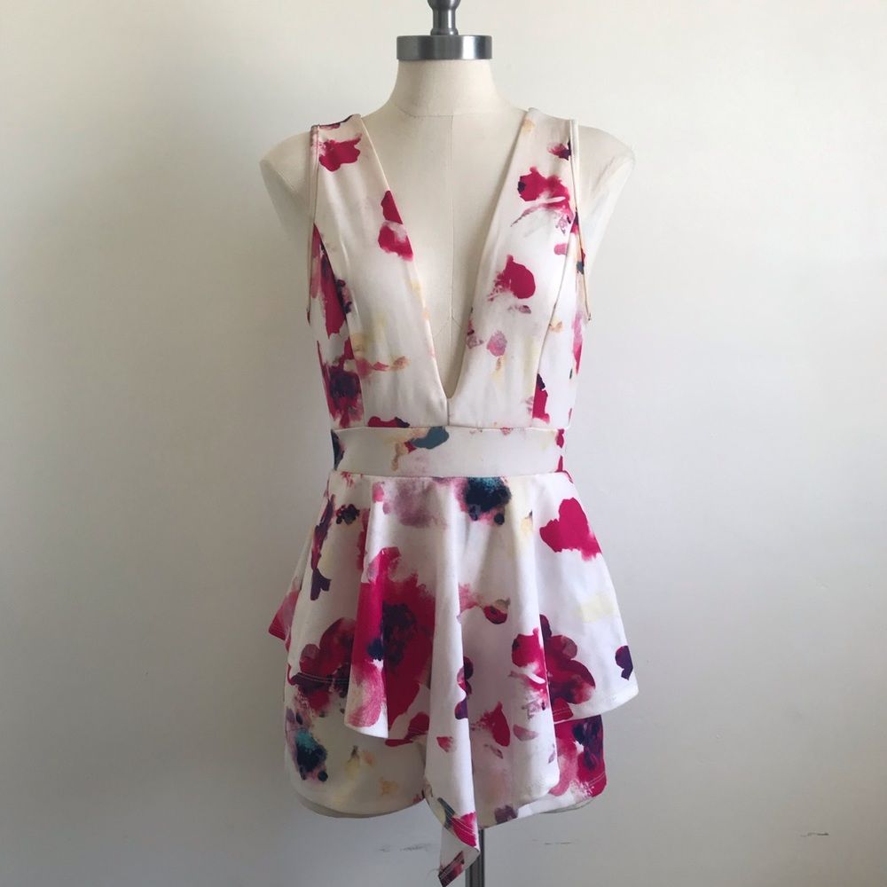 Floral Plunge Neck Romper 💕